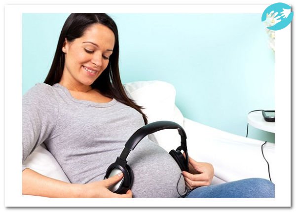 Во время беременности полезно читать книги и слушать музыку