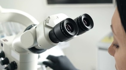 Анализ мазка проводится в лаборатории под микроскопом с использованием специальных красителей